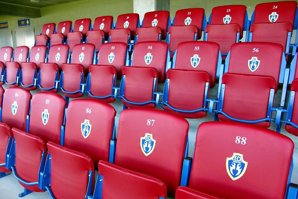 Sektor VIP z krzesłami tapicerowanymi firmy Prostar